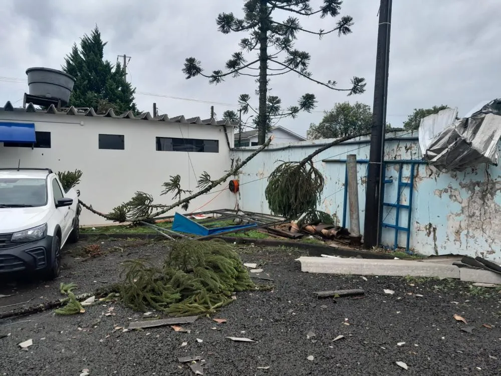 FOTOS: Estragos causados por vendaval na estrutura da Sanepar em Laranjeiras do Sul na madrugada desta segunda-feira (05)