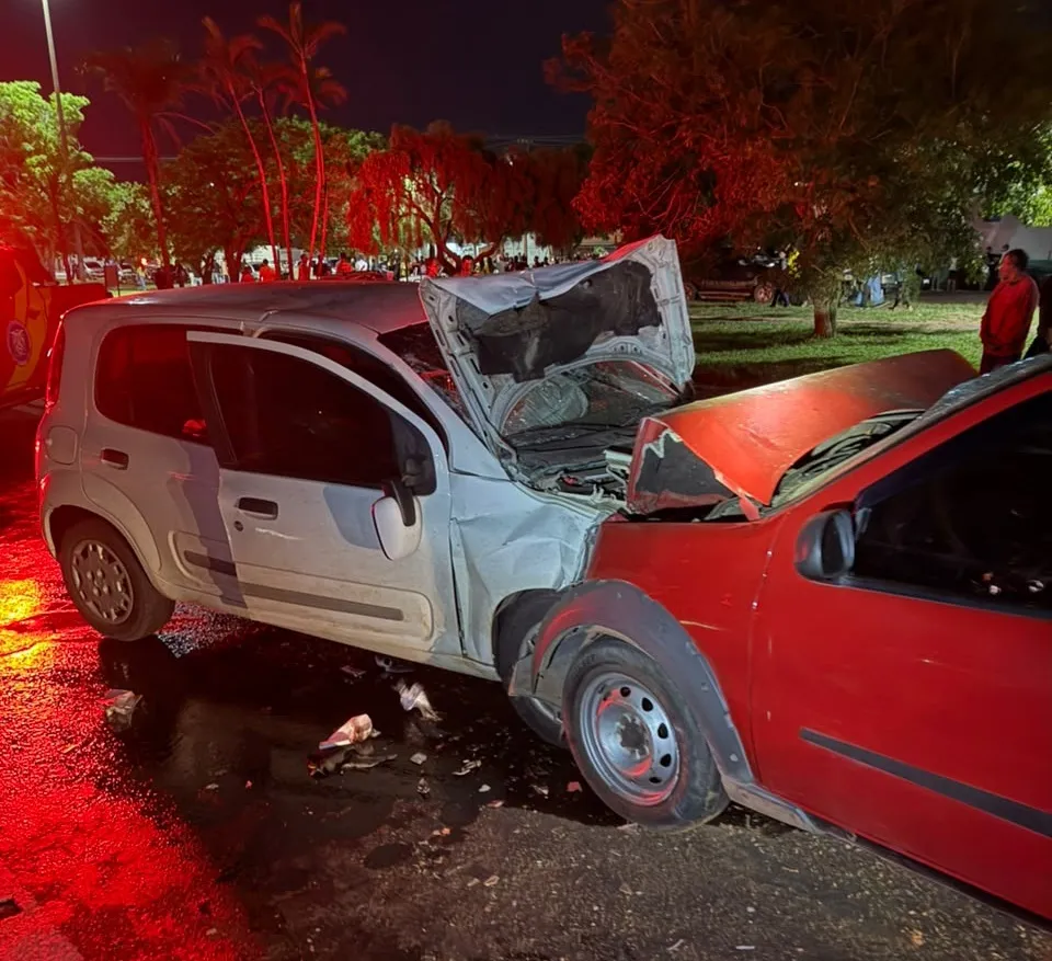 Colisão frontal na BR-153, em Ibaiti, deixa uma pessoa morta e quatro feridos